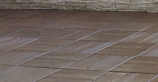 Бетонная брусчатка двора в Липецке в октябре
