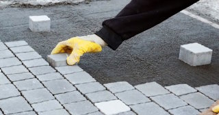 Монтаж тротуарной плитки на даче в Липецке в октябре