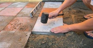 Укладка тротуарной плитки на основание в Липецке в октябре