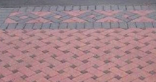 Укладка тротуарной плитки на старое бетонное основание в Липецке в октябре